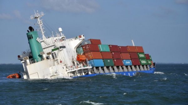 Tại Sao Các Container Bị Rơi Xuống Biển? Ai Sẽ Là Người Chịu Trách Nhiệm? Phải Làm Gì Để Giảm Thiểu Tình Trạng Này?