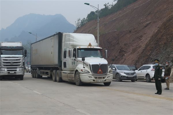 Hàng hóa tạm nhập, tái xuất phải thực hiện qua các cửa khẩu quốc tế