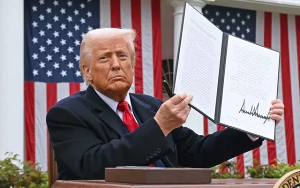 Ông Trump ký sắc lệnh áp thuế đối ứng với hàng chục nền kinh tế