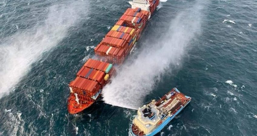 ZIM Kingston bốc cháy